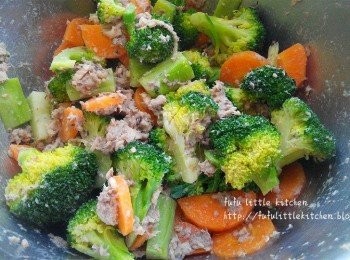 step4: 將2.及3.的<span class="group_1">食材</span>、與少許沙甸魚油及鹽拌勻即可。