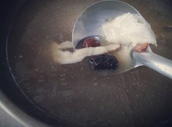 step1: 把豬心和全部中藥材：當歸、黃耆、枸杞、紅棗洗淨 ( 畢竟中藥材會有殘留一點重金屬和苦味)。備用；