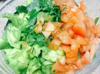 step1: 熟透的牛油果切半，去核，用湯匙將牛油果肉挖出來，切粒。蕃茄和紅洋蔥切粒。將1隻墨西哥辣椒（Jalapeño)去籽切粒。芫茜只用葉的部分，略切碎。