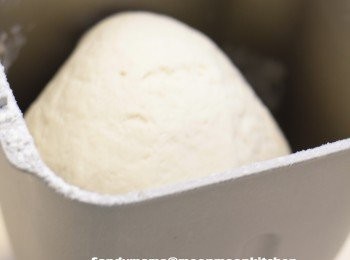 step1: 1.將麵包機的內胆取出，放於電子磅上。
2.依次序將水、鹽、粉、砂糖、酵母，放入盆中。
3.將內胆放回麵包機中，按mode 12，開動麵包機，15分鐘後，搓揉的程序完成。