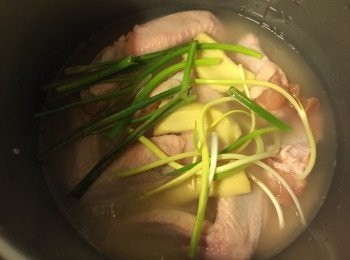 step5: 再放薑片和蔥段, 按下煲飯功能