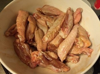 step1: <a href="https://bit.ly/3zHU5V3" target="_blank" data-keyword="雞翼" class="guide-link"><strong>雞翼</strong></a> <span style="display:inline-block;vertical-align:middle;margin-top:-3px;color:initial;border-radius:3px;padding:2px 3px;font-size:12px;line-height:14px;background:#87d300;color:#fff;">即買</span> 剪成單骨, 醃15分鐘