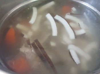 step4: 將步驟2倒入鍋中，注入3升水，煮滾再較中火煲1.5小時