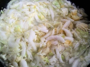 step2: 洋蔥爆香後加入小白菜翻炒一下道入適量的水煮滾後加入所有菇類熬成高湯