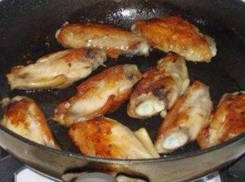 step1: <a href="https://bit.ly/3zHU5V3" target="_blank" data-keyword="雞翼" class="guide-link"><strong>雞翼</strong></a> <span style="display:inline-block;vertical-align:middle;margin-top:-3px;color:initial;border-radius:3px;padding:2px 3px;font-size:12px;line-height:14px;background:#87d300;color:#fff;">即買</span> 洗淨抺乾水分, 下鹽醃 10 分鐘