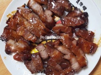 step3: 將豬肉舖在煮食牛油紙面，塗上蜜糖，焗10分鐘，取出，再在同一面再塗上蜜糖，再焗10分鐘；
取出，反轉另一面，塗上蜜糖，焗10分鐘，取出，再在同一面再塗上蜜糖，再焗10分鐘，即成，立即切開食用