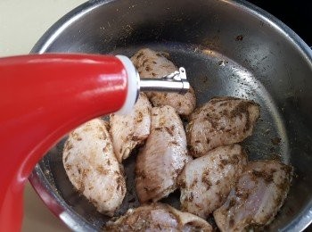 step4: 再加入油及酒拌勻。