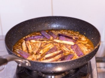 step9: 汁料煮開後加入己炒過之茄子，兜炒數分鐘至汁料濃稠及茄子熟透軟身即可上碟