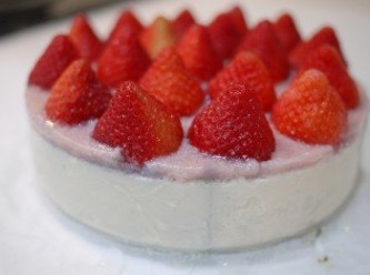 step15: 草莓凍冰至凝結後，用熱水浸濕毛巾，包裹在蛋糕模外圍，至慕斯邊緣微微融化，可用脫模刀或水果刀再沿著邊緣劃一圈，即可開扣脫模。