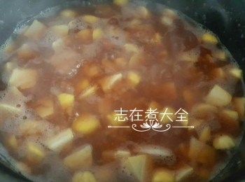 step3: 水及汁料加入米，水份（連汁料）及米比例約為1:1，以中火加蓋煮3分鐘，水滾後，開蓋攪拌，加入栗子然後轉小火加蓋煮3分鐘， 飯呈半濕狀態