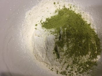 step3: 再將綠茶粉加進低筋粉。