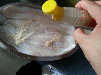 step2: 將魚兩邊都灑上少許胡椒粉