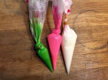 step17: 將一小份糖霜加入紅色食用色素
將一小份糖霜加入綠色食用色素