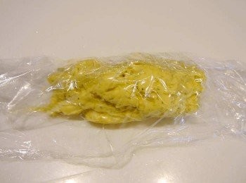 step6: *保鮮膜一邊蓋過去再把另一邊蓋過來。