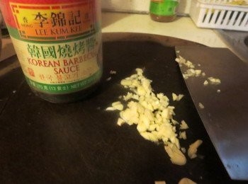 step1: 先將雞腿(拆骨)在没皮的肉那一面轻轻切幾刀(防止鸡肉收缩不像鸡扒)然后清洗乾淨抹乾加入調味料拌勻，醃數小時。