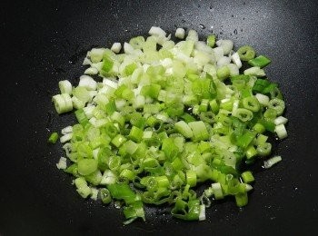 step1: 熱鍋後下兩大匙油，下蔥白部分爆香(吃辣的同學們也可以加入辣椒末喔!!)