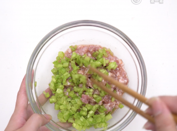 step3: 拌入豬肉醃約20分鐘