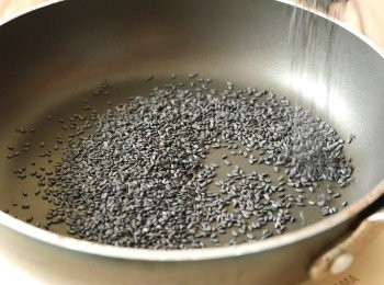 step2: 把黑芝麻放到鍋中，以中小火把芝麻烘香，間中搖動鍋子。