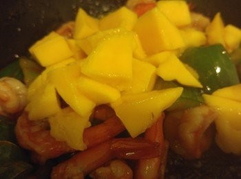 step4: 將<span class="group_2">茄汁茨</span>加熱後將青椒和蝦回鑊炒勻熄火,再將芒果輕輕炒勻即成。