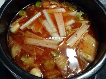 step6: 煮滾後，放小白菜。