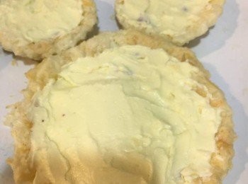 step6: 把打好既忌廉芝士加入酥皮內, 然後放入雪櫃約20-30分鐘