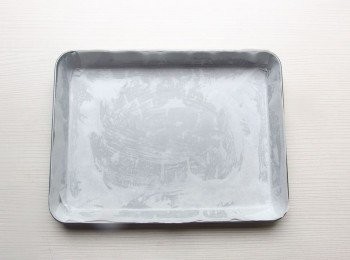 step6: 準備一個平盤容器,鋪上烘焙紙。