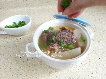 step12: 將白蘿蔔 , 牛展連湯放入碗內 , 加少許蔥花即可