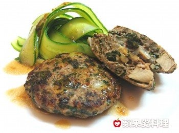 step10: 搭配小黃瓜刨片，好清爽。這道漢堡排直接享用就很美味了，搭上自己喜歡的醬汁享用也可以哦。