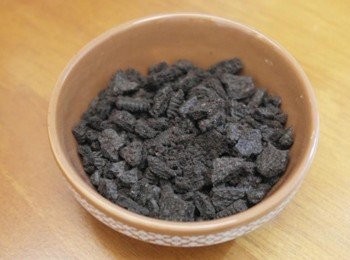 step1: 先把5塊Oreo的內餡刮掉~~然後把餅乾敲成小碎塊備用!!!!