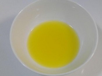 step1: 首先將奶油加熱融化~~