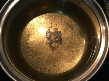 step4: 用有點深度的中鍋放3碗油中大火加熱到丟點粉會馬上浮起來的溫度,小心逐個將蚵仔放入，持續中大火炸到表面略微顯色(如怕沾黏可於下鍋炸幾分鐘後才用長筷輕撥 ）我用的鍋子有深度,油不到鍋子的1/3,所以我是用搖鍋子,等炸到表面顯色後才用鏟子由下往上撈的方式略撥。