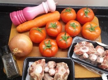 step1: 牛尾沖一沖，先出水，再洗淨