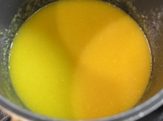 step1: 先做芒果蛋黃。 將蒟蒻粉和水混合均勻，然後倒入鍋中加入糖用中小火煮滾，再放入芒果泥拌勻就可以熄火。（邊煮邊攪拌，以免黏底。）