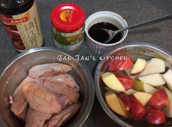 step1: <a href="https://bit.ly/3zHU5V3" target="_blank" data-keyword="雞翼" class="guide-link"><strong>雞翼</strong></a> <span style="display:inline-block;vertical-align:middle;margin-top:-3px;color:initial;border-radius:3px;padding:2px 3px;font-size:12px;line-height:14px;background:#87d300;color:#fff;">即買</span> 用醃料醃最少半小時，先將鎮江汁料混合好，蘋果切件，未用前浸淡鹽水備用。