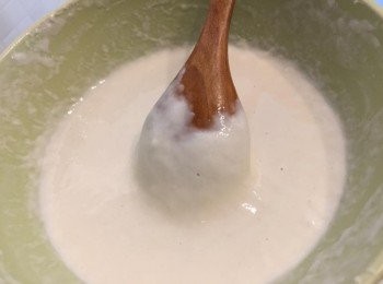 step2: 加入水和鹽，混合成無粉粒的麵糊，繼續攪拌至麵糊黏稠有彈性，蓋上保鮮膜靜止麵糊1小時，或放入冰箱冷藏一晚備用