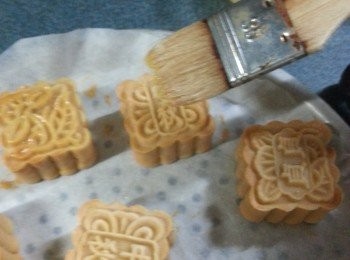 step18: 取出掃蛋漿2次(只掃花紋部份),再用140c焗13分鐘,(如見面部份開始燶可蓋錫紙焗埋剩餘時間)