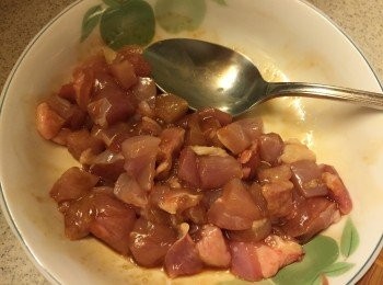 step3: <a href="https://bit.ly/2ZxapeY" target="_blank" data-keyword="雞扒" class="guide-link"><strong>雞扒</strong></a> <span style="display:inline-block;vertical-align:middle;margin-top:-3px;color:initial;border-radius:3px;padding:2px 3px;font-size:12px;line-height:14px;background:#87d300;color:#fff;">即買</span> 切小粒, 醃15分鐘