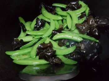 step5: 鍋洗淨燒熱，倒入少許油，將甜豆和雲耳倒入炒勻