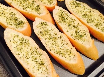 step4: 最後灑上香芹碎。放入焗爐170度焗約6分鐘至金黃香脆即可。