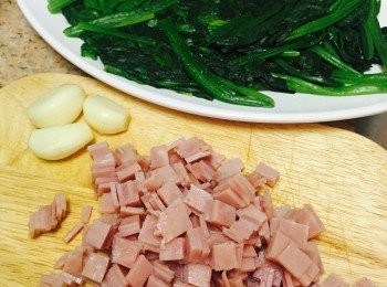 step1: 菠菜洗淨切成四段，放入加了鹽的沸水中煮軟。撈起，擠乾水份備用。火腿切粒。