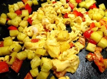 step7: 蛋液凝固時，打開鍋蓋，用筷子將蛋撥碎。