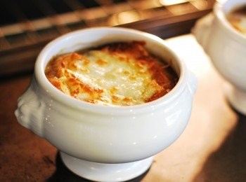 step9: ※ 起司鋪天蓋地版：將洋蔥湯舀進能進烤箱的碗，放上麵包與大量起司，豪氣地讓他們徹底融化、你儂我儂！