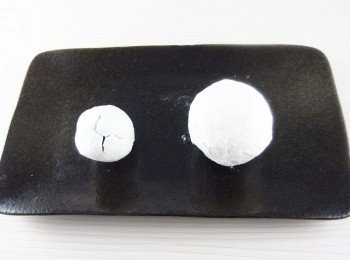 step14: 左邊這顆元宵是剛開始裹上糯米粉,表面會有些裂痕,直到裹上一定的厚度(如右邊這顆)就不會有裂痕了!