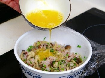 step3: 把1茶匙水和鰹魚汁拌勻，再放入雞蛋打勻，放入已煮熱的飯中撈勻，再放入微波爐煮1分鐘，完成！