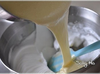 step3: 再倒回之前剩餘下的2/3蛋白內攪拌勻, 取小量麵糊混合好牛油及奶，才倒回麵糊內