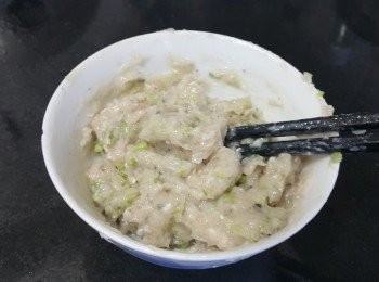 step2: 鯪魚肉，用生粉，糖，麻油，雞粉，蔥花撈至起膠，再放入雪櫃冷凍 30 分鐘