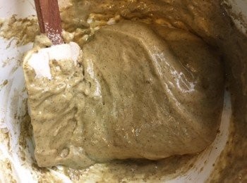 step2: 2)加入蛋黃攪勻再加入已過篩粉類攪勻放入焗盤以160度焗13-16分鐘