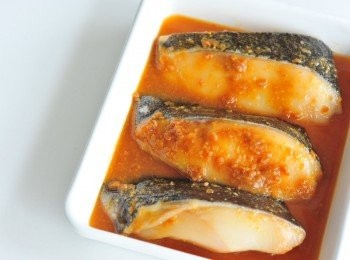 step3: 在一個碟上，放上鱈魚，然後塗上醃料，用保鮮紙包好，放在雪櫃醃一至兩日