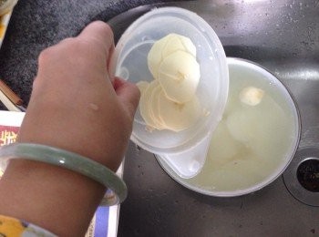step2: 得刨成片的慈菇片浸泡在粗鹽水內去悼慈菇片上的潺黏液
