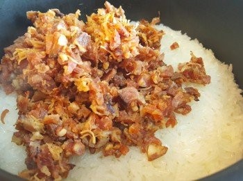 step5: 將電飯煲拿出，加入已炒好的臘味及鹽。